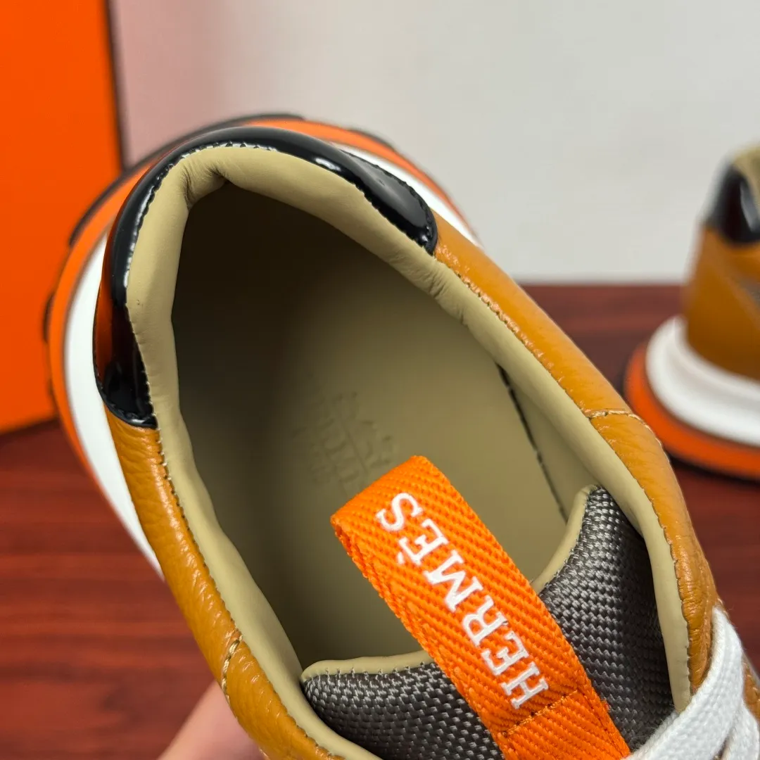 Batch 740 HERMES/Hermès men’s new sports shoes, rhythmic casual shoes: crafted with luxurious materials, luxurious walking experience! The upper is made of top-grade calfskin, with a fine texture like silk caressing the fingertips. The flexible texture is suitable for a variety of scenes; some shoes are integrated with breathable mesh, and the light breathing makes your steps refreshing at all times. The sole is made of high-elastic rubber composite material, and the carefully carved patterns give strong grip, making every step as stable as stepping on the clouds. At the same time, the cushioning and shock-absorbing technology is hidden in it, quietly eliminating the impact of the road. From urban commuting to outdoor walking, Hermès uses luxurious materials and craftsmanship to make every step a double luxury of texture and comfort, showing the brand's ultimate pursuit of details and quality in every inch. Size: 39-40-41-42-43-44 leather shoe size (can be customized to 38.45.46) Item number: H25286 leather mesh orange